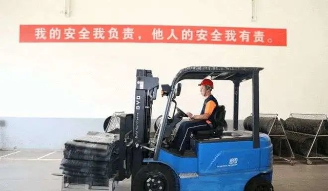 叉車側翻事故：無知者無畏，*終付出慘痛代價